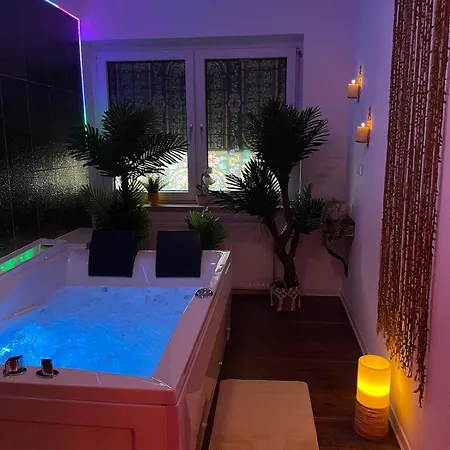 Historic Vintage With Jacuzzi & Sauna Apartment *