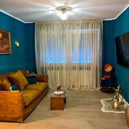 Historic Vintage With Jacuzzi & Sauna Apartment